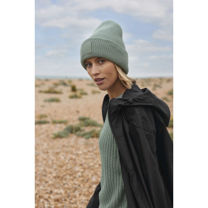 Muts met brede revers en toon-op-toon patch